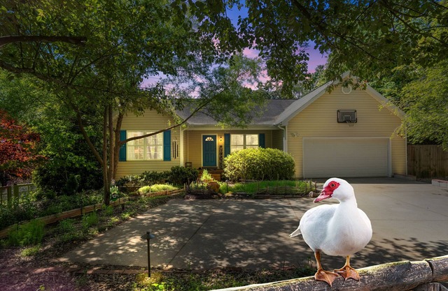 Delightful Duck Farm cottage, 5 min walk to State Park! A hidden gem!