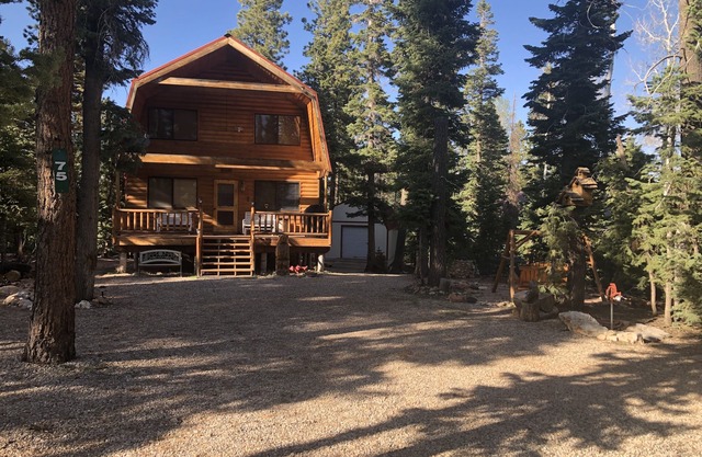 Delightful Family Friendly Cabin near Duck Creek Village