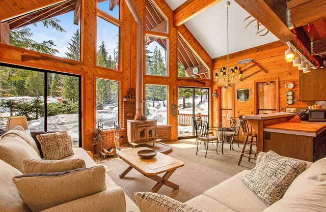 Delightful, family-friendly A-frame cabin w/ a pool table, foosball, & more