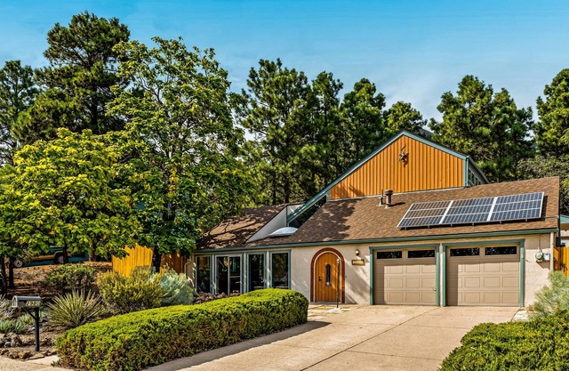 Delightful, family friendly home with private hot tub & firepit - dogs welcome!