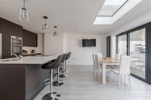 Delightful family home with parking, 8 minutes to beach