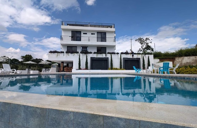 Delightful farmhouse with WiFi in Dagua