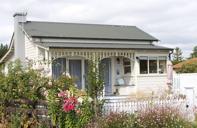 Delightful home away from home...comfortable, warm and beautiful gardens.