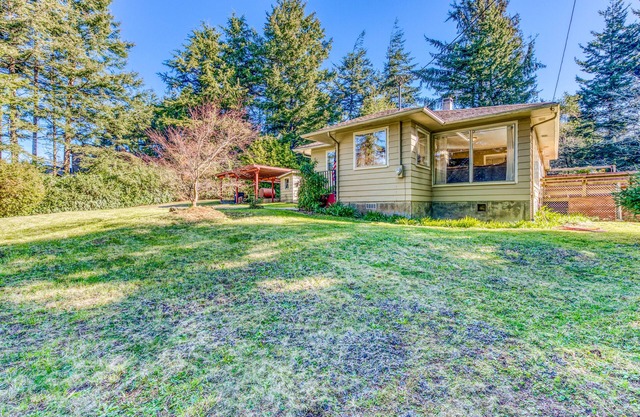 Delightful home near the beach with private deck, firepit