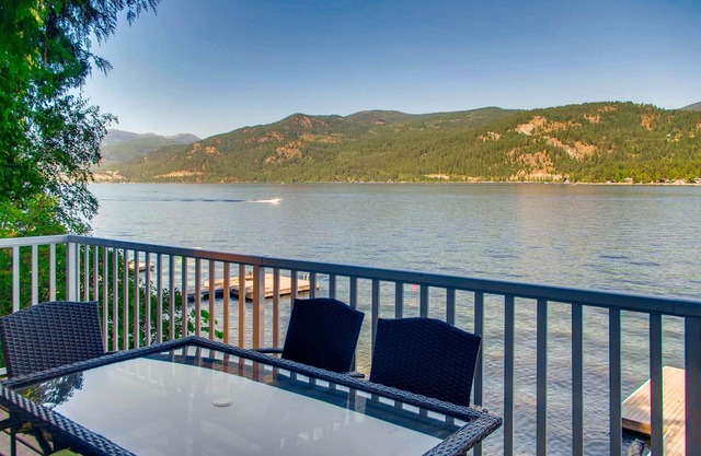 Encantadora cabaña junto al lago con excelente acceso a natación y playa privada