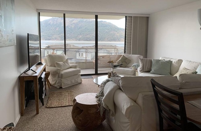 Delightful, LEGAL, one bedroom condo in fabulous Cowichan Bay, BC