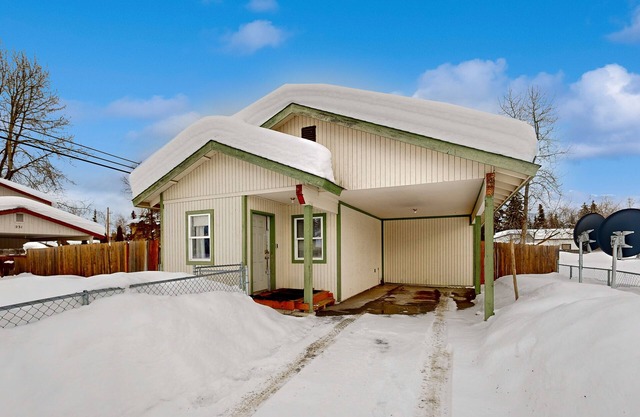 Delightful mountain-view retreat with spacious deck & jetted tub - dog-friendly
