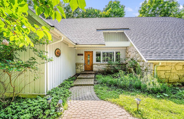 Delightful retreat near the lake - game room with foosball & pool tables