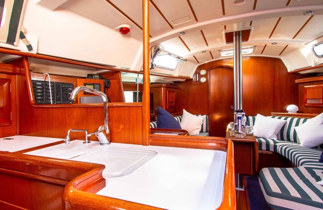 Delightful sailboat with free parking