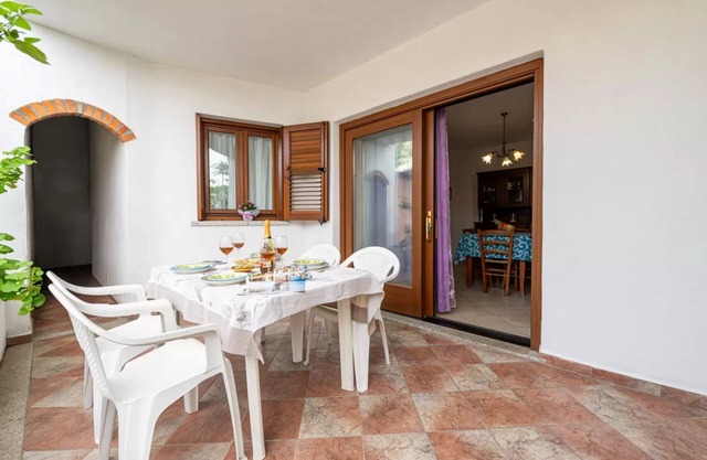 Precioso piso de tres habitaciones con patio cerca de Budoni