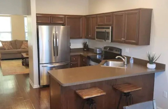 Delightful Townhouse in Trendy Quiet Neighborhood