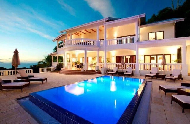 Delightful Villa with Infinity Pool & Tropical Garden