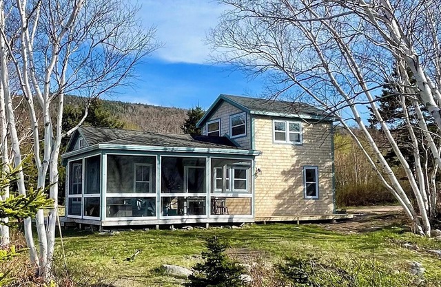 Delightful Waterfront Cottage