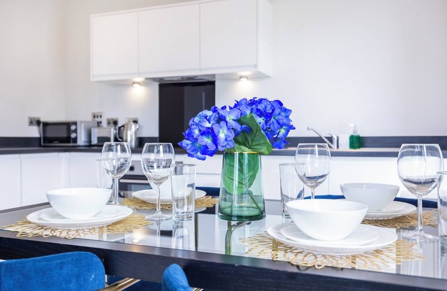 Delightfully furnished 2 bed 2 bath apartment in the heart of Brentwood