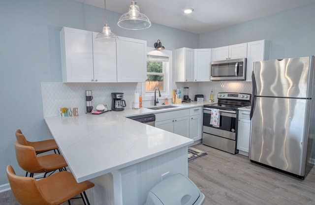 Delightfully Renovated 4 Br/2 BA Near DT Riverwalk