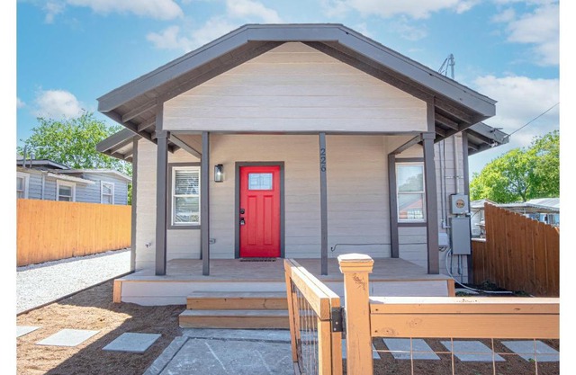 Delightfully Renovated 4 BR2 BA Near DT Riverwalk