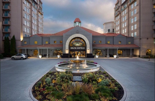 Delta Grand in Kelowna downtown waterfront. Sleeps 6.