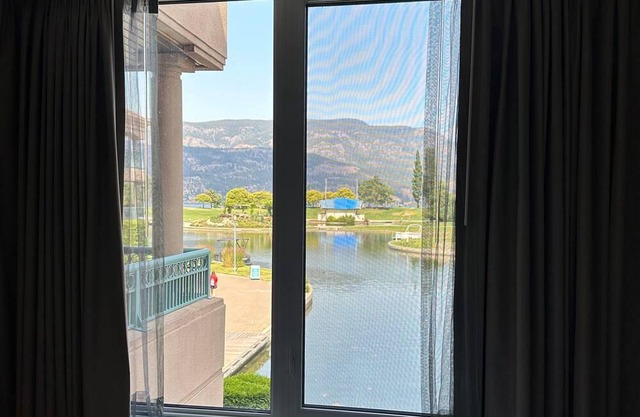 Delta Grand Okanagan Resort - 1 Bedroom Lakeview Condo - Full Kitchen - Sleeps 4