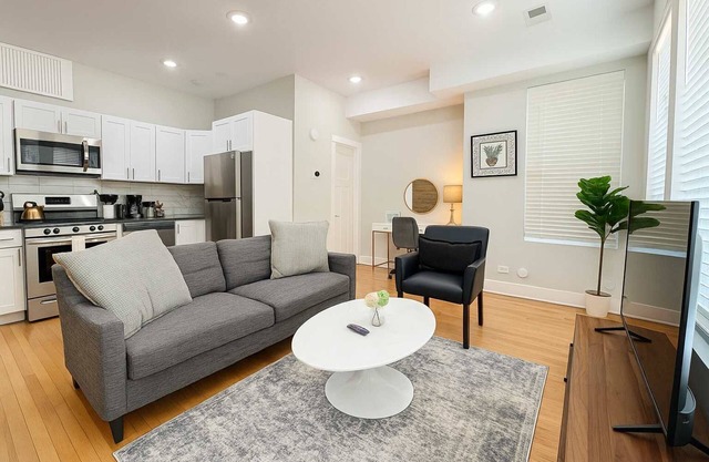 Deluxe 1BR Near Shops & Cafés