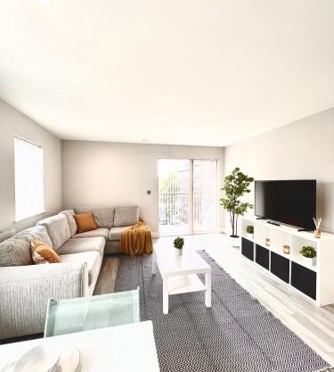 Deluxe 2 Bed 2 Bath Flat - Windsor, Heathrow Airport, Slough Station