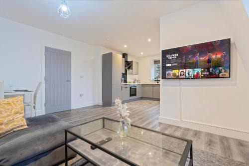 Deluxe 2 Bedroom Apartment - Secure Parking - Balcony - Rated Exceptional - 9MC