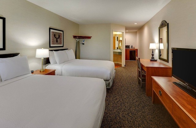Deluxe 2 Double Beds in Stoney Creek Peoria! Free Breakfast Stay by the I-74