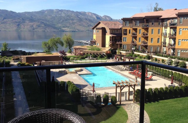 Deluxe 2 floor Lakefront Condo with Pool