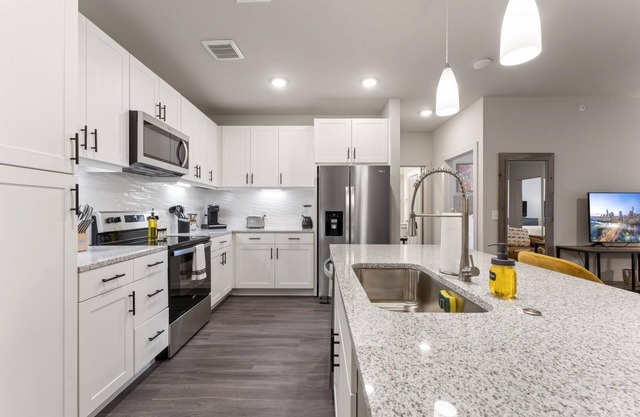 Deluxe 2BR King Beds Suite Close to DT Domain UT