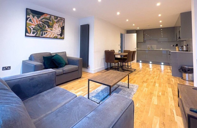 Deluxe 3 Bed Flat with garden