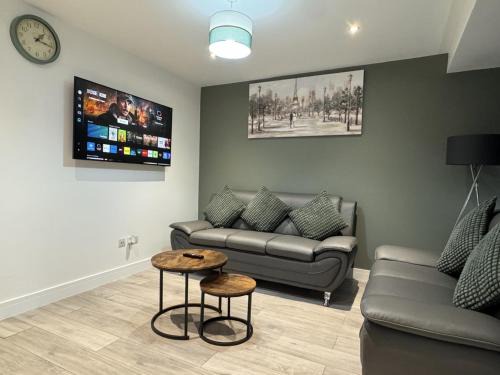 Deluxe 4 Bedroom House With Free Parking