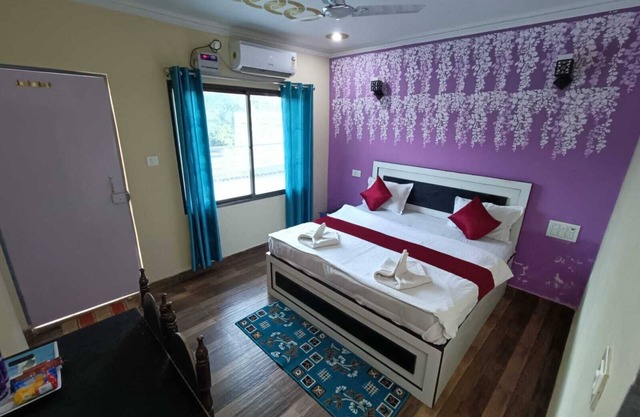 Deluxe 4 room -bedroom B&B with WiFi and AC in fantastic Varanasi Sarnath