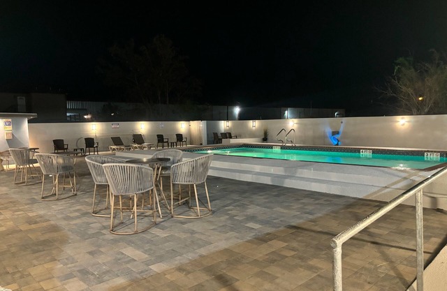 Deluxe 6 Inn & Suites