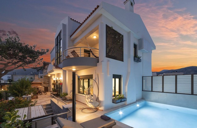 Deluxe 8 bedroom with private pool 2 minute walk from beach