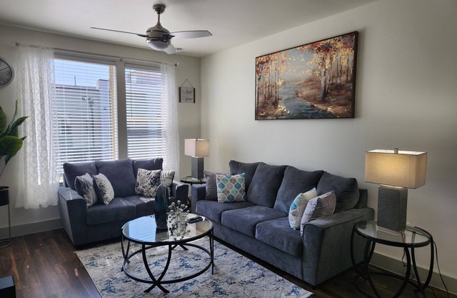 Deluxe and Gorgeous1 bed/bath APT in the heart of Frisco. Fast WIFI/Nice Pool.