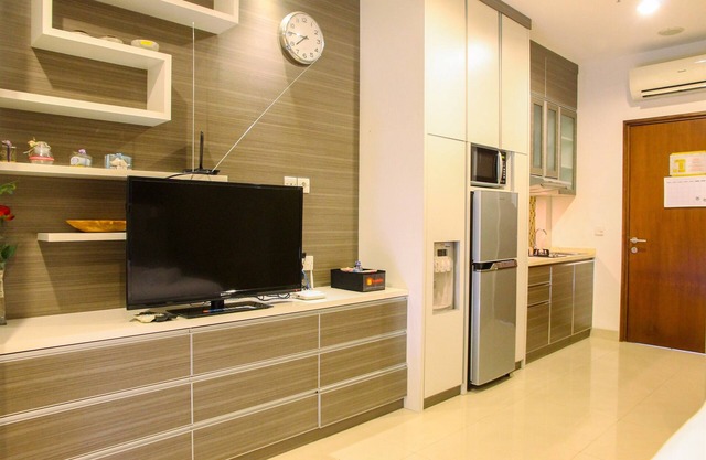 Deluxe and Modern Studio M Gold Tower Apartment