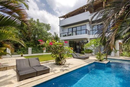 Deluxe Apartment, 75 m from Balian Surf Spot