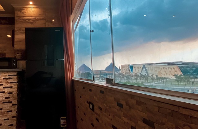 Deluxe apartment in a building with an elevator with amazing Pyramids view