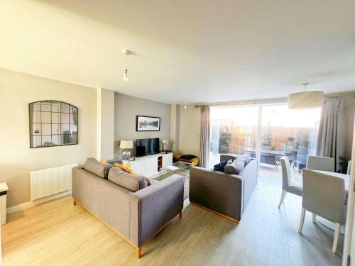Deluxe Apartment near Cabot Circus w Parking sleeps 5
