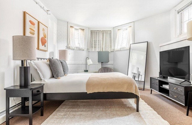 Deluxe Back Bay Studio, steps from Newbury & T, by Blueground