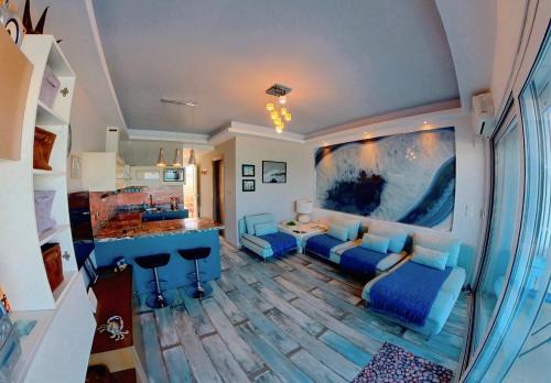 Deluxe Beach Apartment- Sleeps 2 & Private Terrace