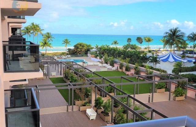 Deluxe Beach Resort - HORA RENTALS