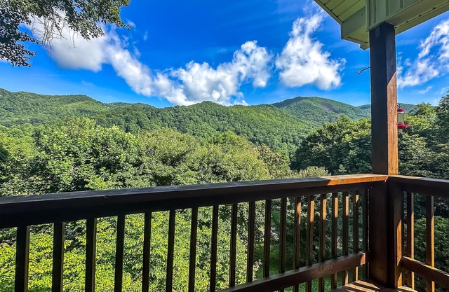 Deluxe Couples Retreat – Smoky Mountain View, Hot Tub, Fire Pit, King Bed, EV
