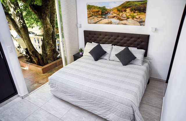 Elegante Habitación para Pareja con Balcón