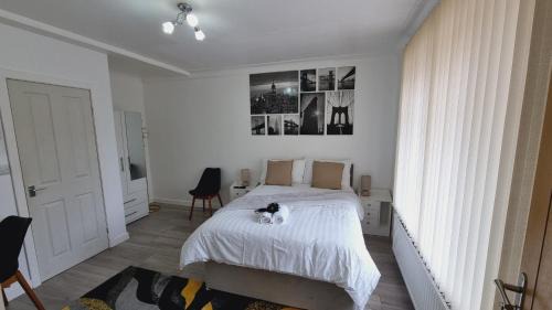 Deluxe Double bedroom with private bathroom, parking and WiFi
