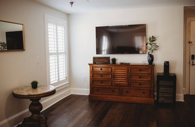 Deluxe Guestroom-2 Queens · The Jefferson Inn Rm. 12