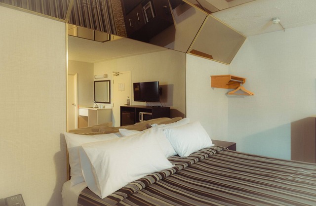 Deluxe Inn