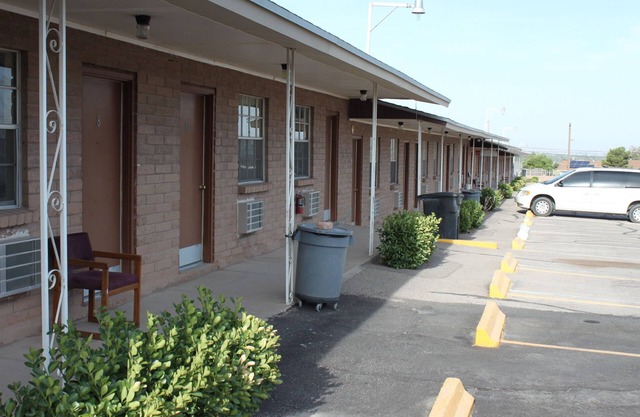 Deluxe Inn Motel