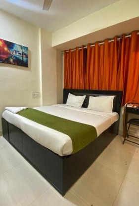 Deluxe Inn - Near Kokilaben Dhirubhai Ambani Hospital