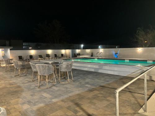Deluxe Inn & Suites