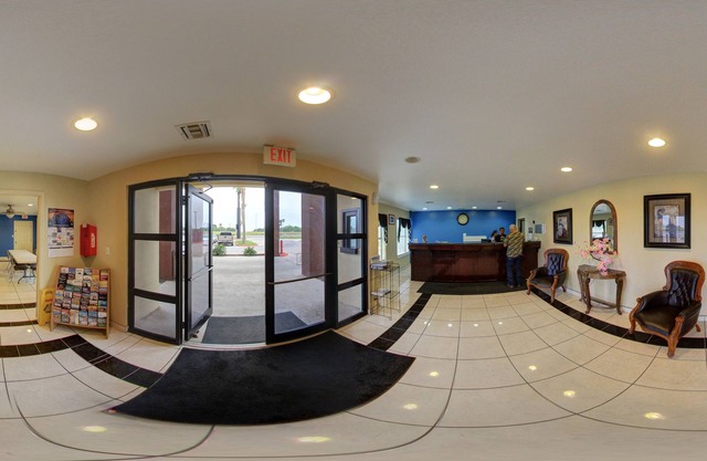 Deluxe Inn & Suites